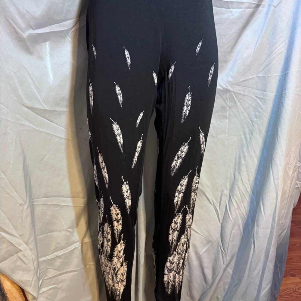 Vocal Black and White Feather Leggings 1-4